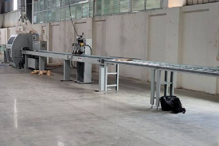 High-precision laser-guided ripping saw in action, ensuring accurate wood cutting and optimized material usage for modern woodworking production.