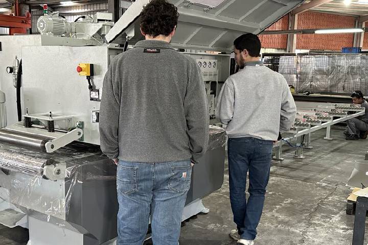 High-precision laser-guided ripping saw in action, ensuring accurate wood cutting and optimized material usage for modern woodworking production.