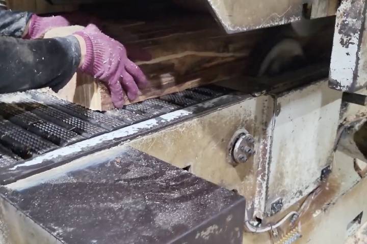High-precision laser-guided ripping saw in action, ensuring accurate wood cutting and optimized material usage for modern woodworking production.